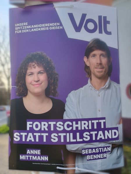 Datei:Wahlplakat „FORTSCHRITT STATT STILLSTAND“ (Volt).jpg