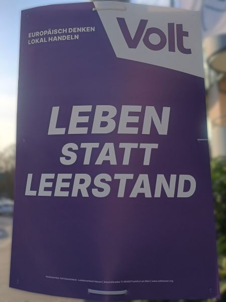 Datei:Wahlplakat „LEBEN STATT LEERSTAND“ (Volt).jpg
